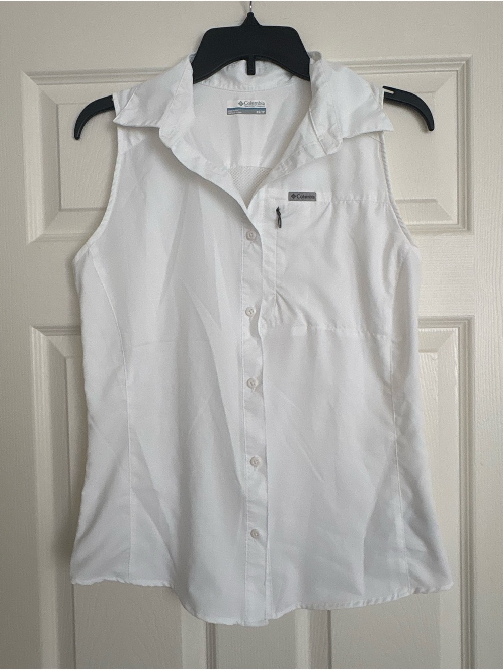 Columbia White Sleeveless Button-Down Performance Top